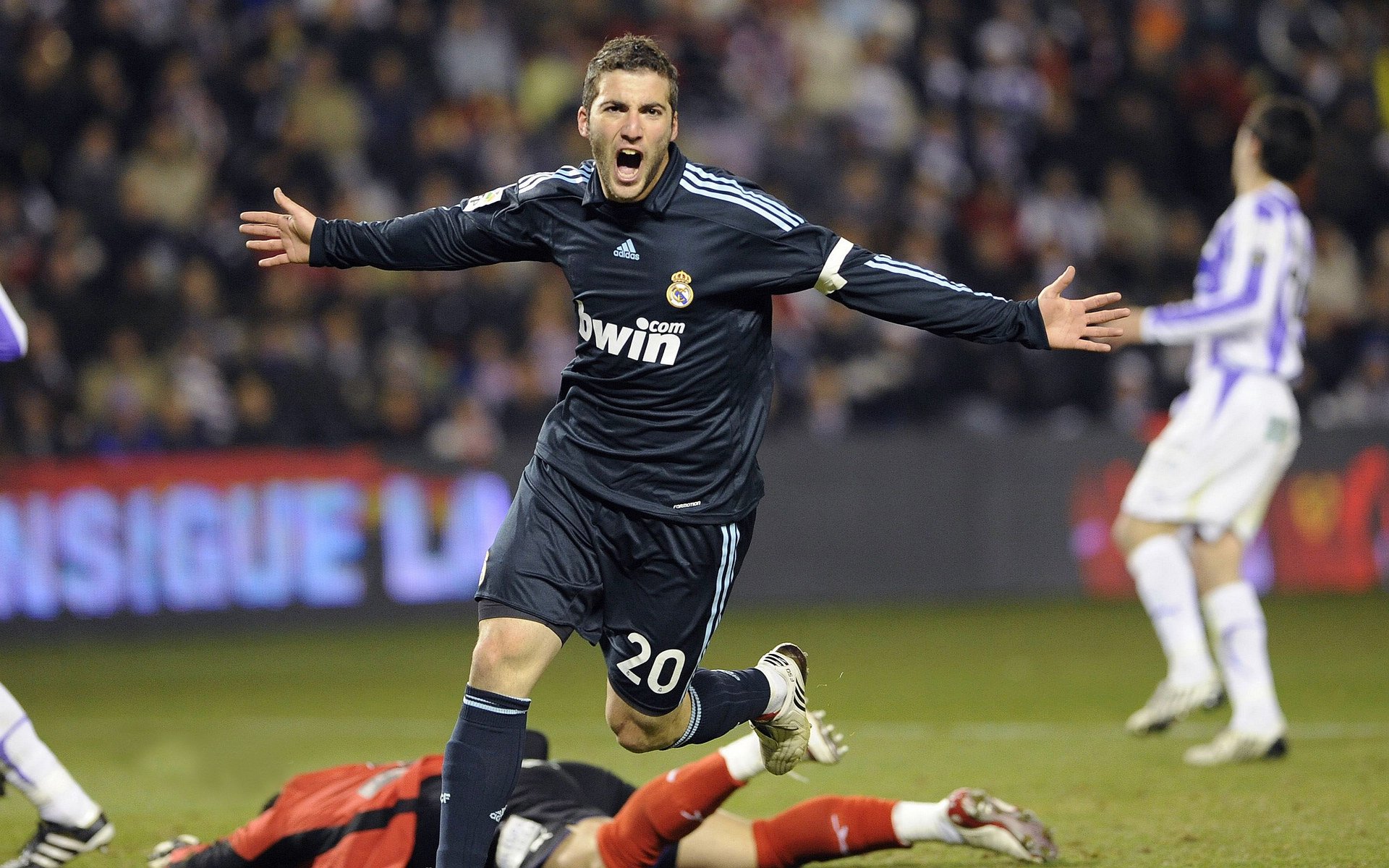 欧冠淘汰赛焦点战，莱比锡红牛强势晋级，希腊神话未能延续