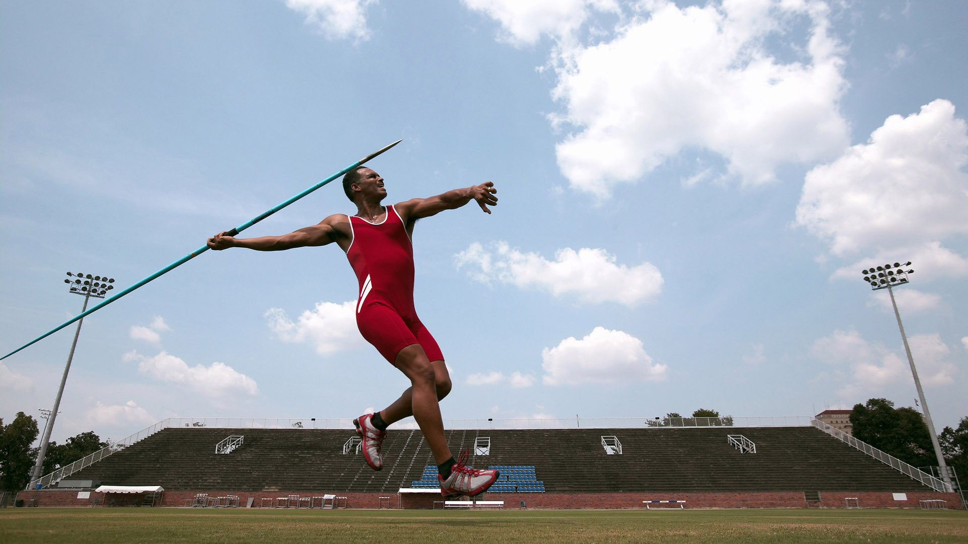 赛道上的红色风暴，红牛车队横扫迈凯伦，塞恩斯惊艳四座
